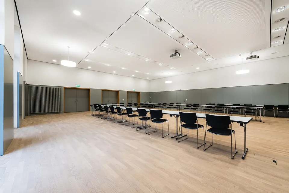 Spazio commerciale rappresentativo al piano terra 376 m² con ingresso indipendente