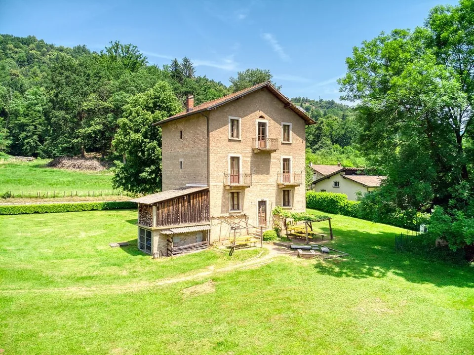 Mehrfamilienhaus 'Roncaccio' mit Projekt zur 6 Wohnungen und großem Baugrundstück
