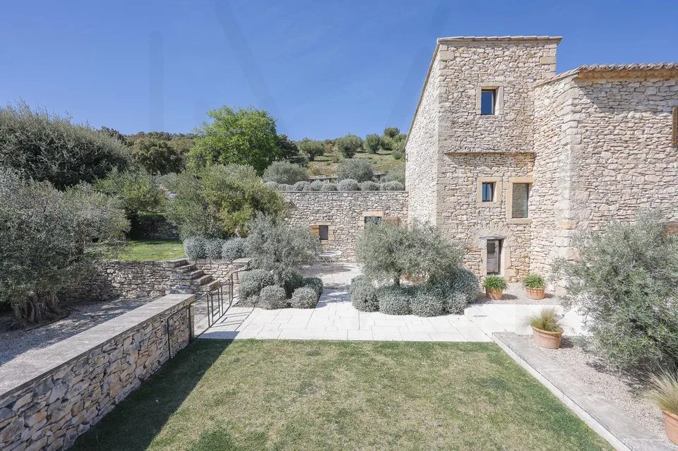 Un luogo d'eccezione, dove la natura, l'architettura e il comfort moderno si uniscono per creare una proprietà unica!