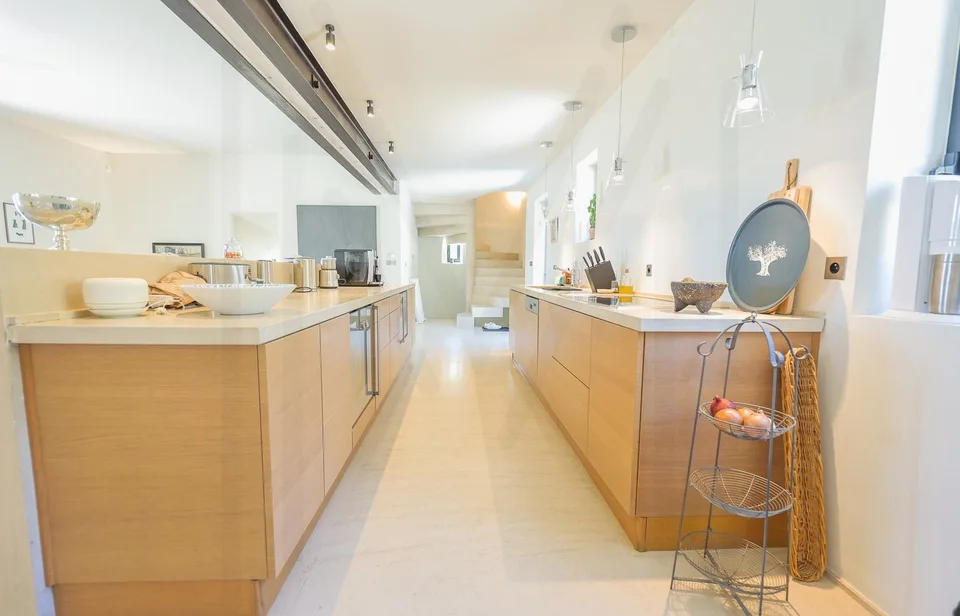 Ein außergewöhnlicher Ort, an dem sich Natur, Architektur und moderner Komfort vereinen, um ein einzigartiges Anwesen zu schaffen! – Foto 12 von 13