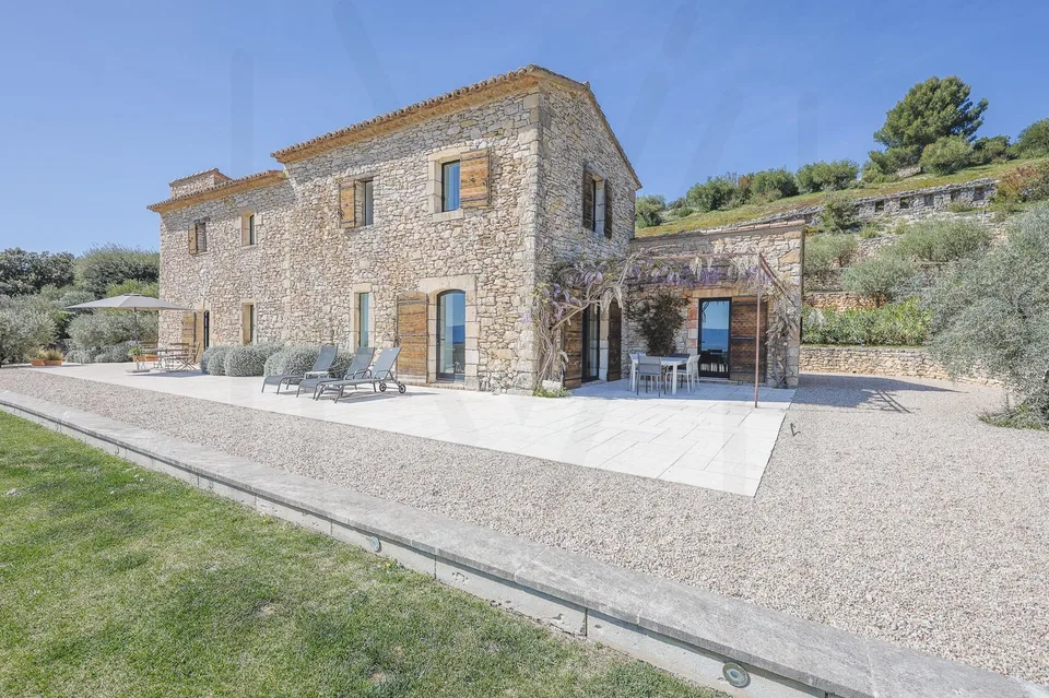 Un lieu d'exception, où la nature, l'architecture et le confort moderne s'unissent pour créer une propriété unique !