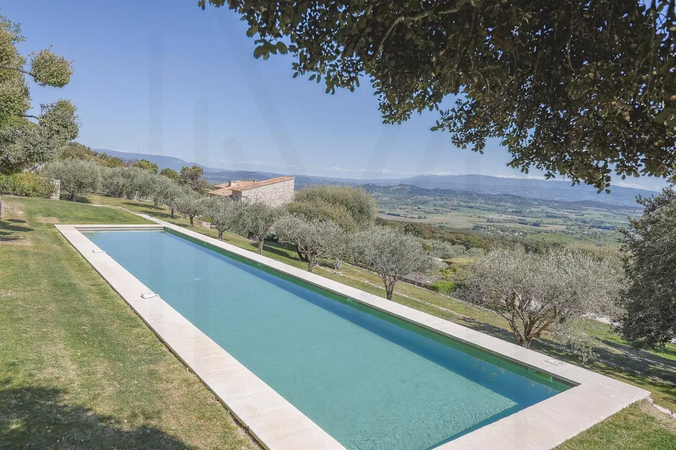 Un luogo d'eccezione, dove la natura, l'architettura e il comfort moderno si uniscono per creare una proprietà unica!