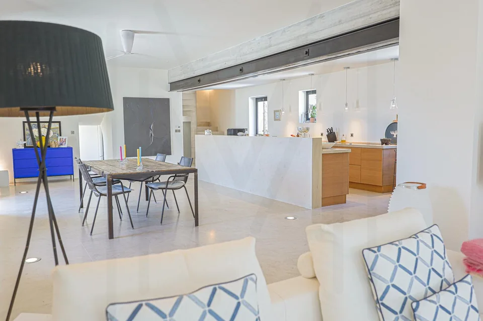 Ein außergewöhnlicher Ort, an dem sich Natur, Architektur und moderner Komfort vereinen, um ein einzigartiges Anwesen zu schaffen! – Foto 11 von 13