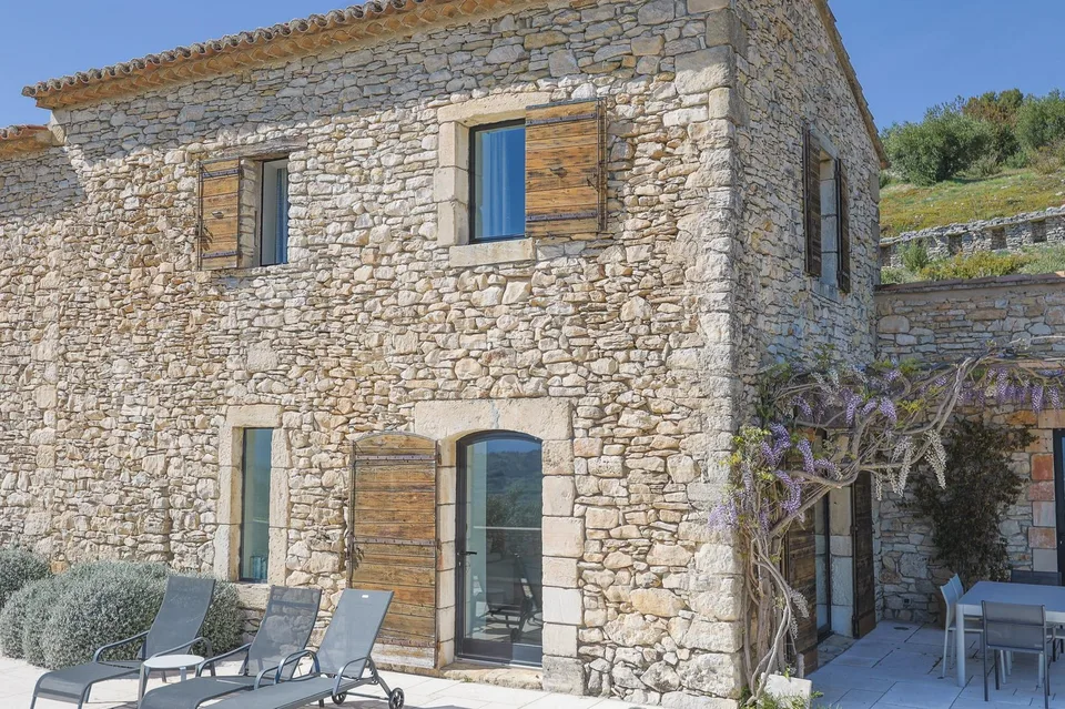 Un luogo d'eccezione, dove la natura, l'architettura e il comfort moderno si uniscono per creare una proprietà unica!