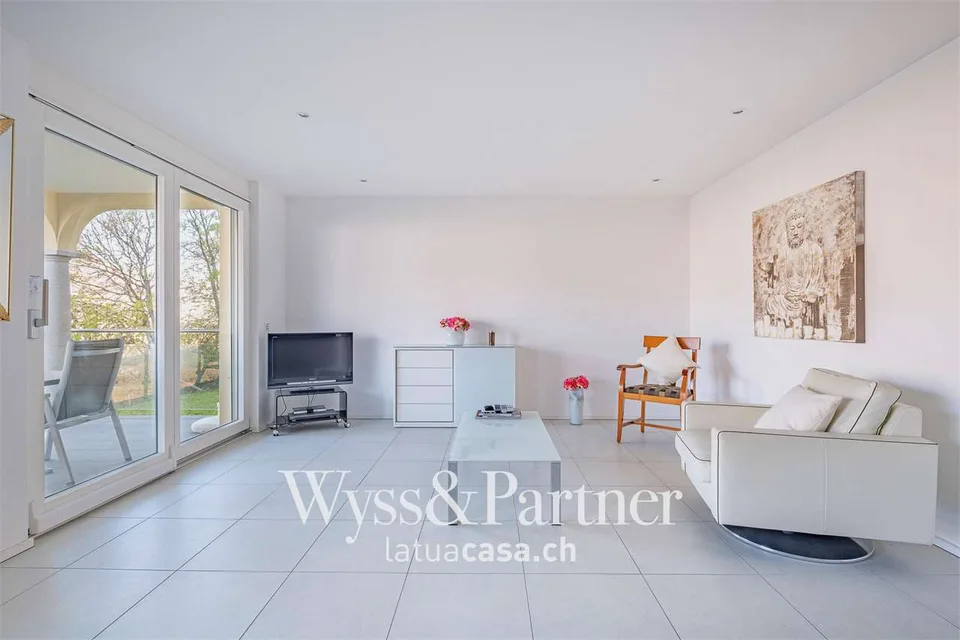 Orgnana 2.5 à vendre avec vue sur le lac et piscine