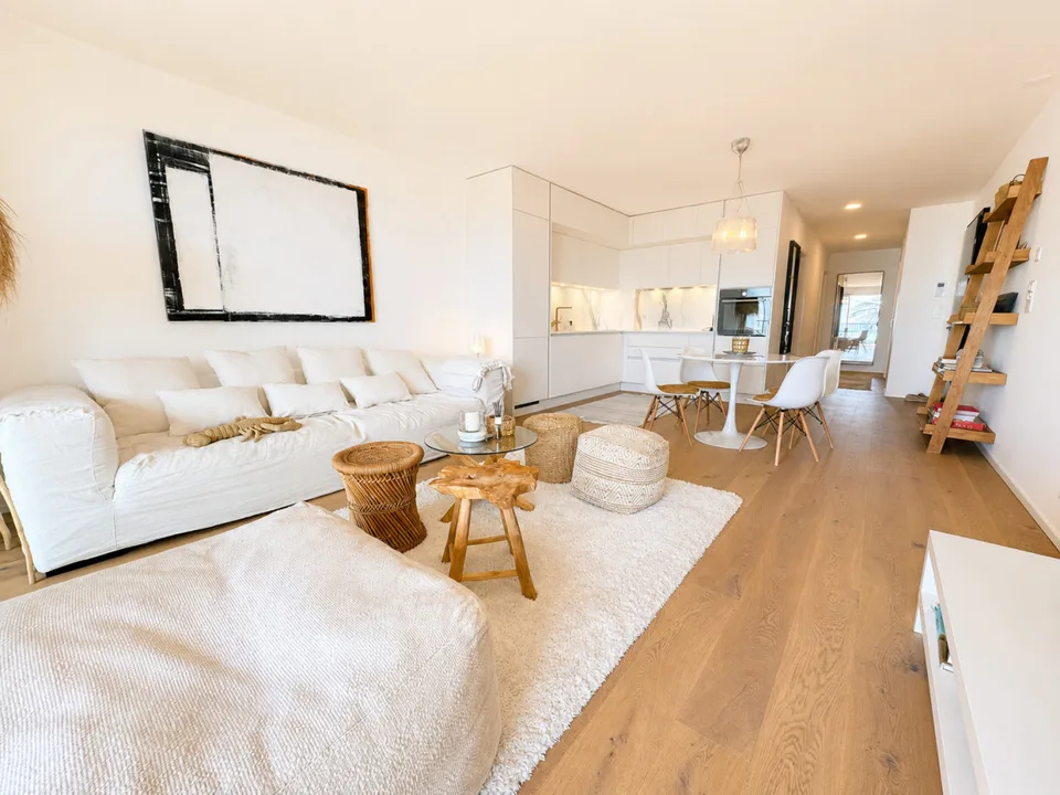 GERÄUMIGES 3.5-ZIMMER-WOHNUNG MIT ATemberAUBENDER AUSsICHT!