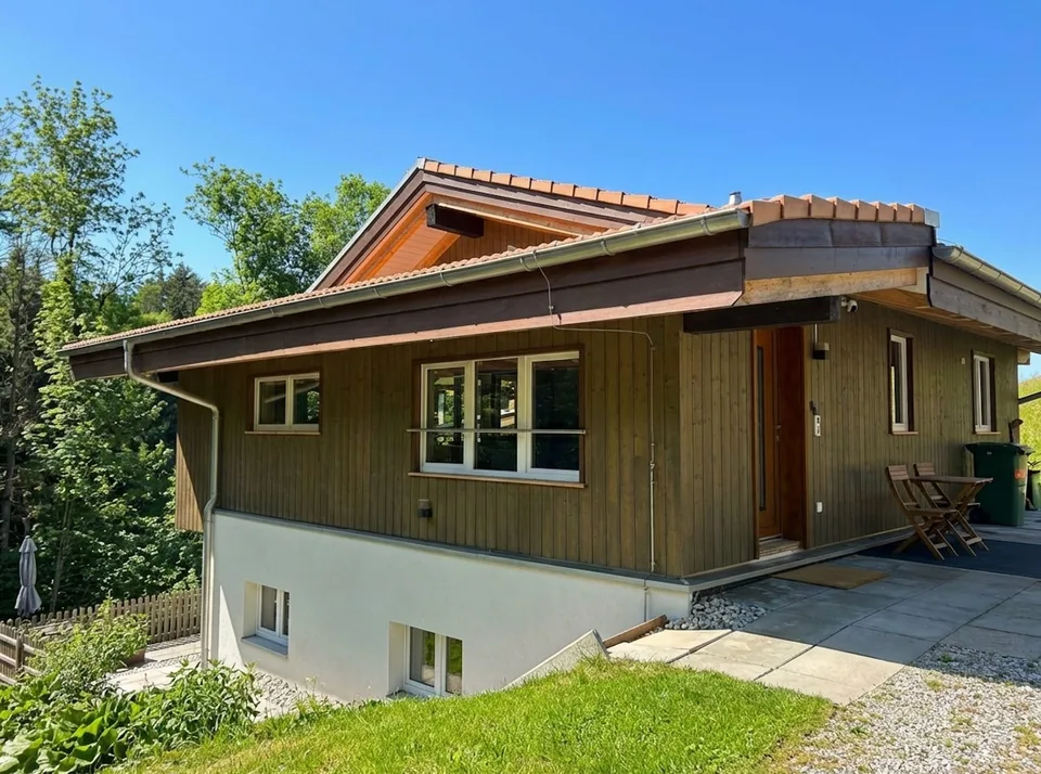Exklusive Alleinlage mit grossem Umschwung in Goldiwil - sonnig & absolut privat