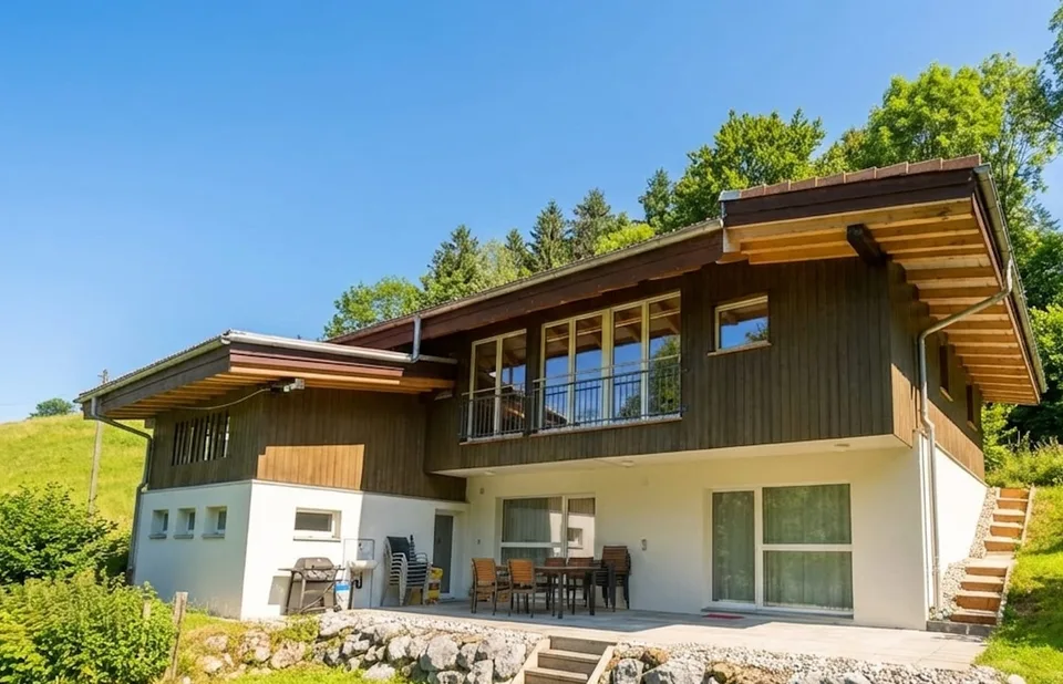Exklusive Alleinlage mit grossem Umschwung in Goldiwil - sonnig & absolut privat
