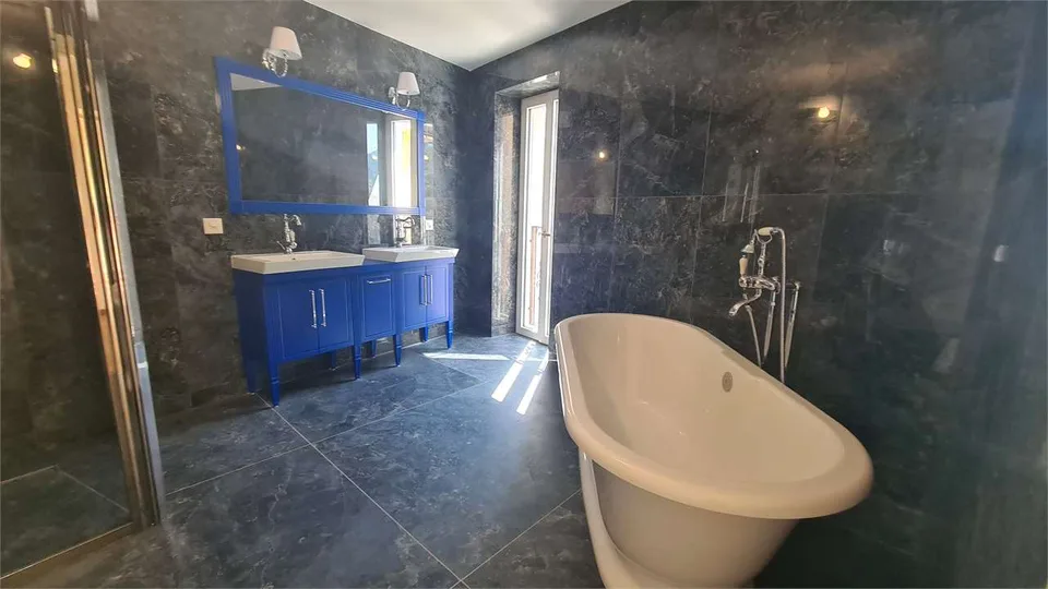 LUGANO: PRESTIGIOUS LUXURY VILLA IN THE CENTER – photo 11 of 12