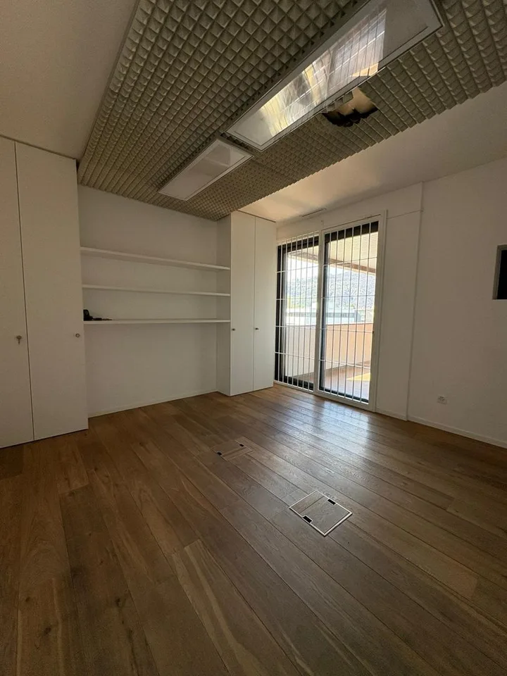 Ufficio all’ultimo piano con potenziale trasformazione in attico, Lugano