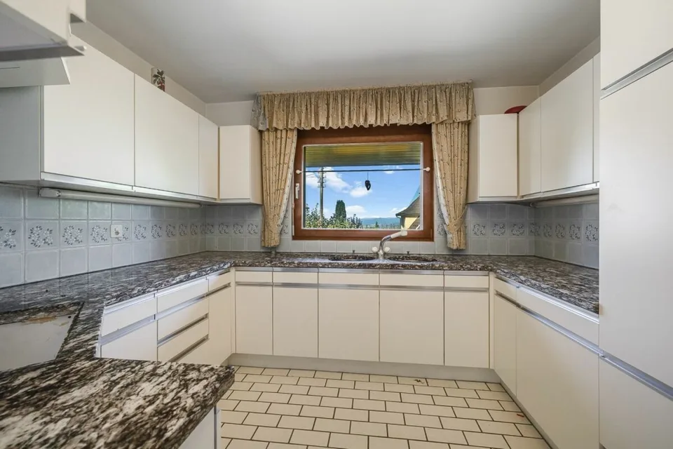 Casa unifamiliare indipendente su un grande terreno in una posizione tranquilla