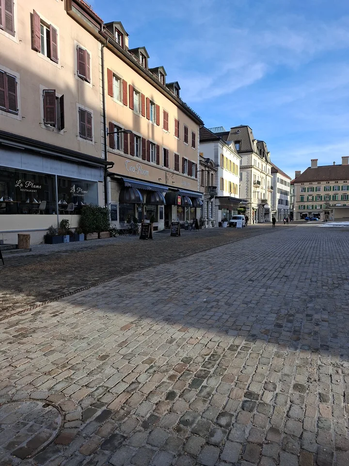 Immeuble de rapport de 2 locaux commerciaux et de 5 appartements