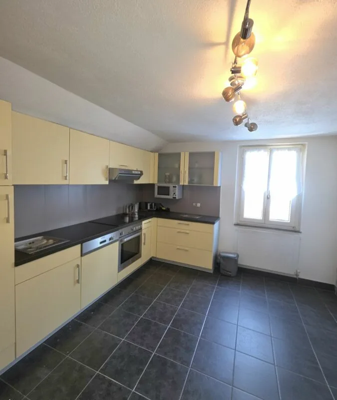 Freistehendes Einfamililenhaus mit je einer Wohnung pro Stockwerk und Bauparzelle