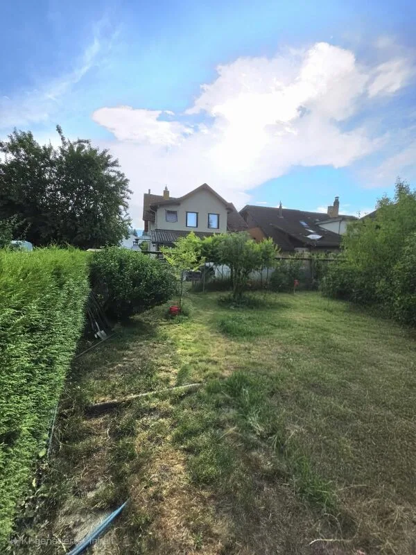 Freistehendes Einfamililenhaus mit je einer Wohnung pro Stockwerk und Bauparzelle