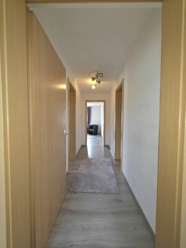 Freistehendes Einfamililenhaus mit je einer Wohnung pro Stockwerk und Bauparzelle