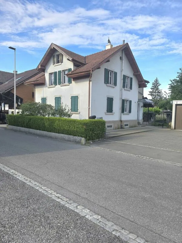 Freistehendes Einfamililenhaus mit je einer Wohnung pro Stockwerk und Bauparzelle