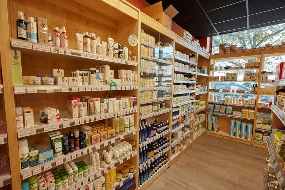 NEGOZIO DI ALIMENTARI AD EAUX-VIVES - DA PIÙ DI 60 ANNI