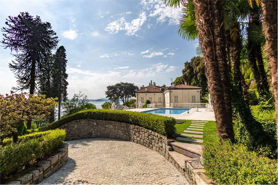 Villa Imperiale am Lago Maggiore mit historischem Park und privater Strand
