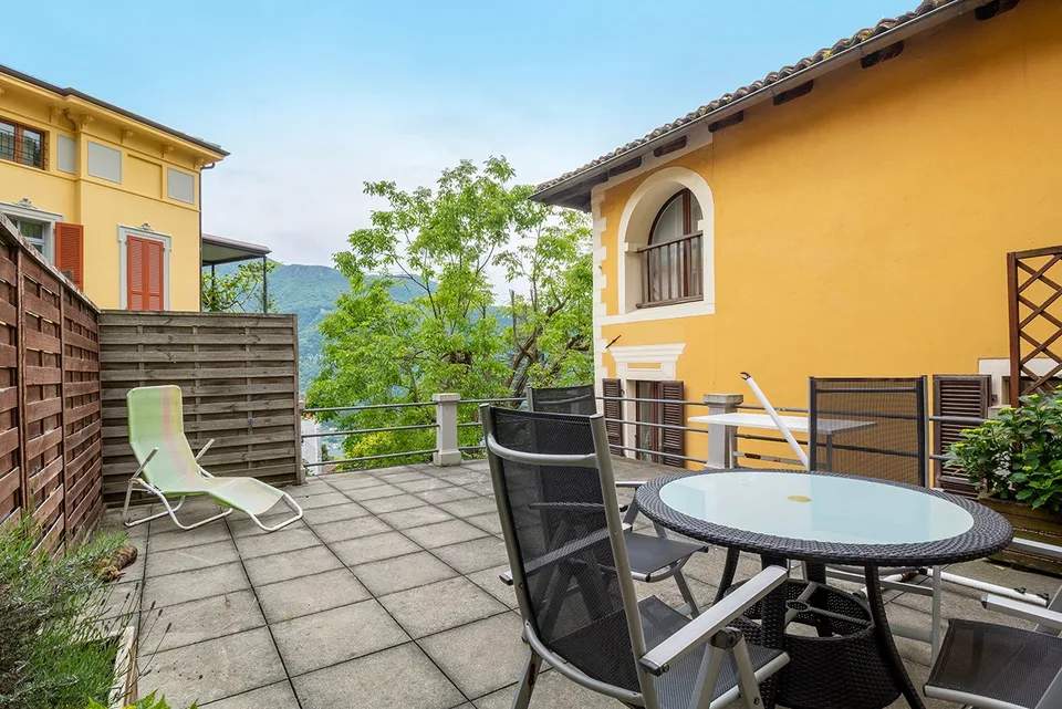 Casa con due appartamenti e bella terrazza