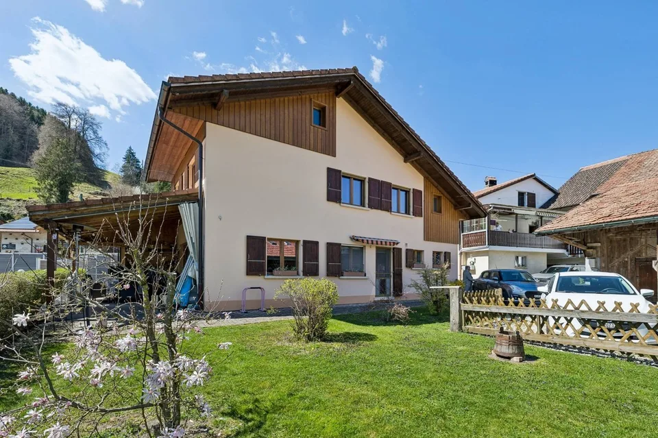 Maison Chaleureuse avec vue dégagée sur les montagnes à Enney