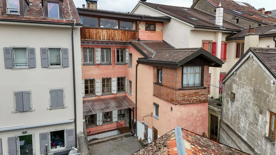Pour investisseurs! 3 appartements et 1 local commercial