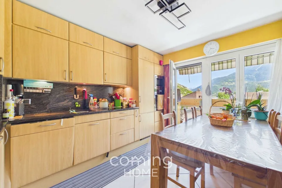 Balkon, Bergpanorama und viel Platz - familienfreundliche 4.5-Zimmer-Wohnung in Susten