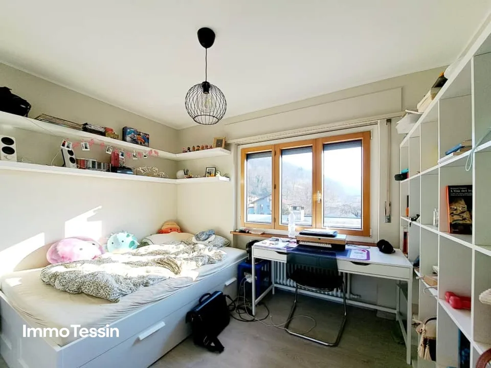 Exklusive Villa mit grossem Garten an top Lage zwischen dem Lago Maggiore und dem Lago di Lugano – Foto 11 von 13