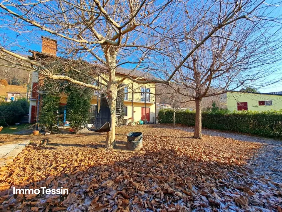 Exklusive Villa mit grossem Garten an top Lage zwischen dem Lago Maggiore und dem Lago di Lugano