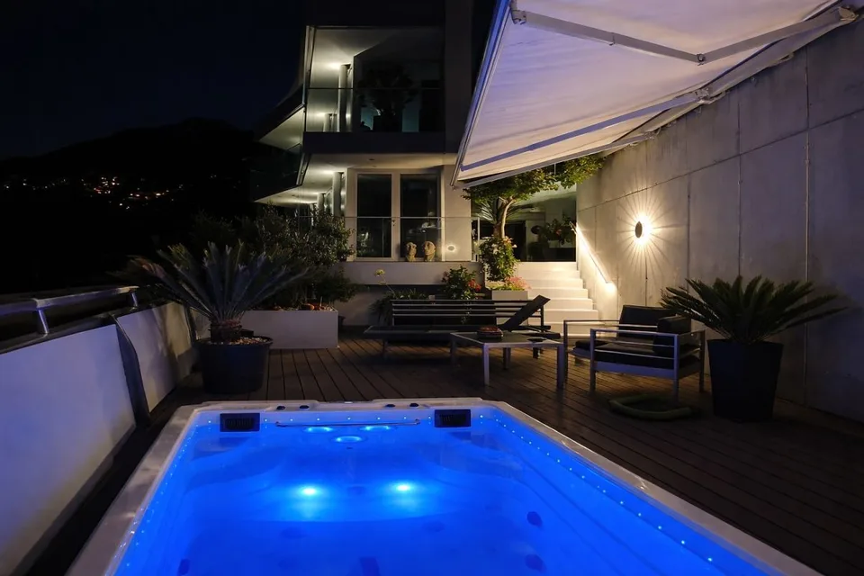 Proprietà contemporanea con garage, lift interno e spettacolare vista a 180° – foto 23 di 27
