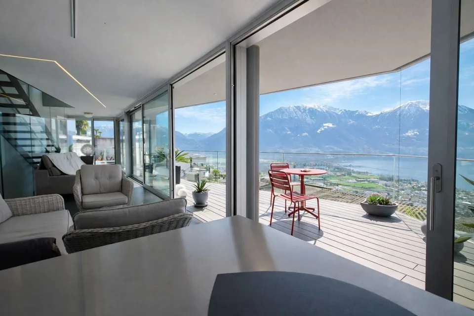 Propriété contemporaine avec garage, ascenseur intérieur et vue panoramique spectaculaire à 180°