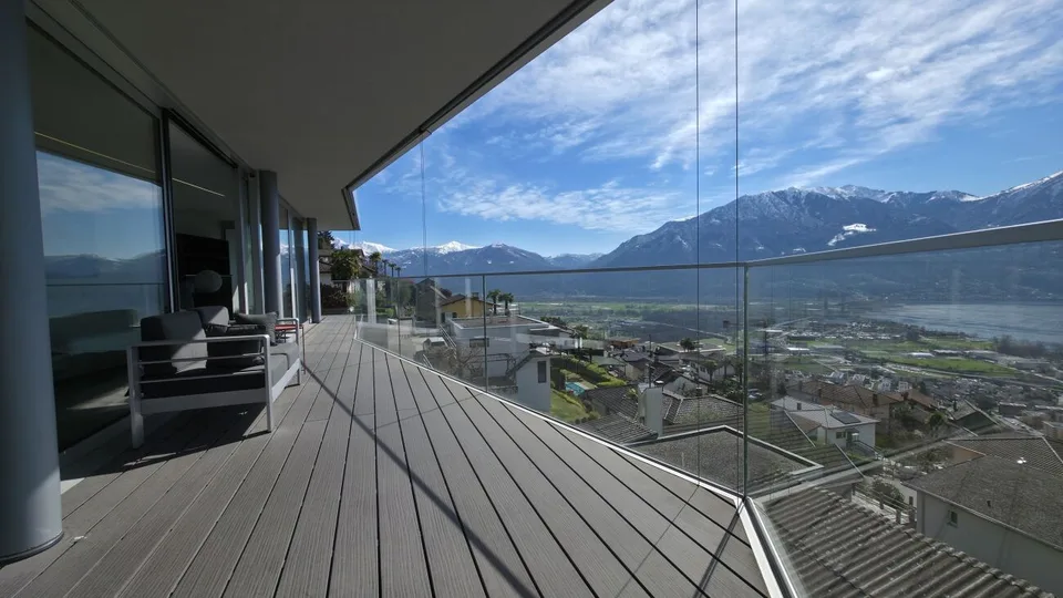 Proprietà contemporanea con garage, lift interno e spettacolare vista a 180° – foto 11 di 27