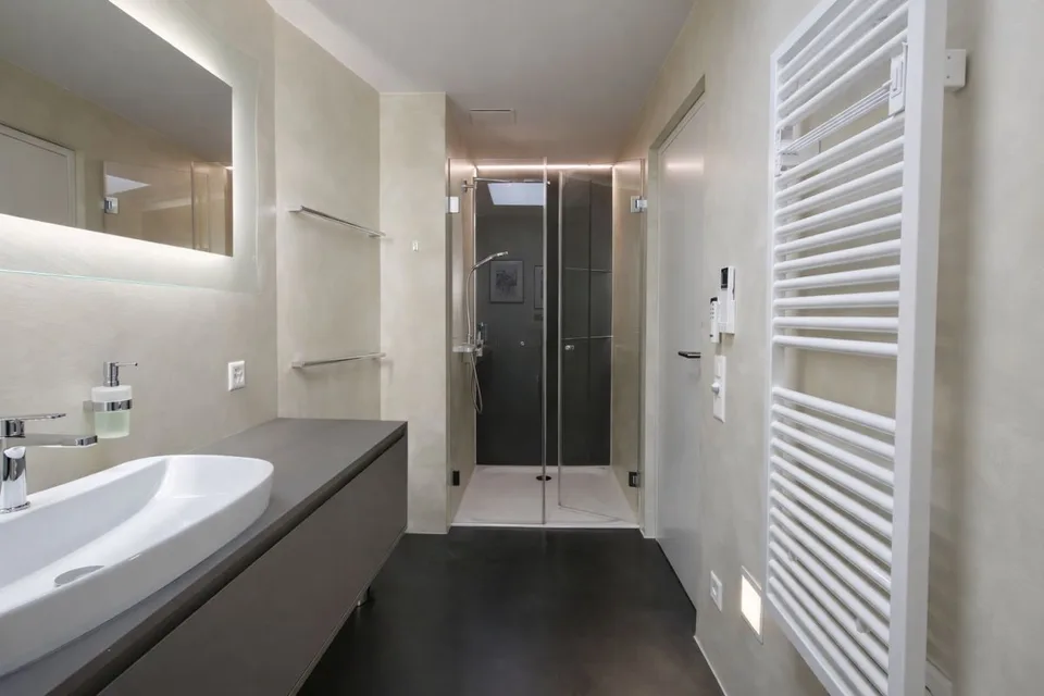 Proprietà contemporanea con garage, lift interno e spettacolare vista a 180° – foto 16 di 27