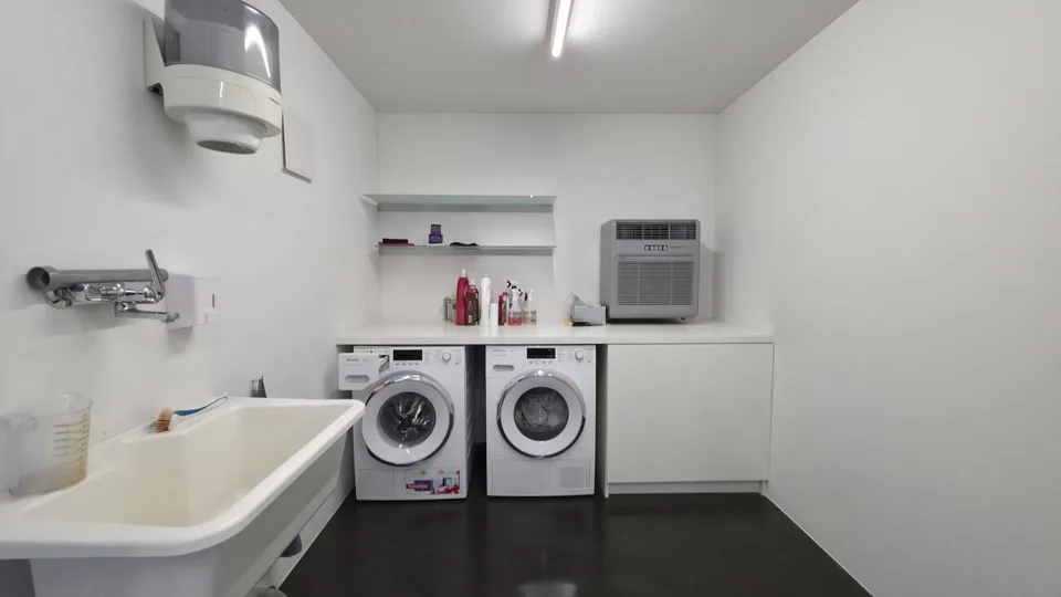 Proprietà contemporanea con garage, lift interno e spettacolare vista a 180° – foto 22 di 27