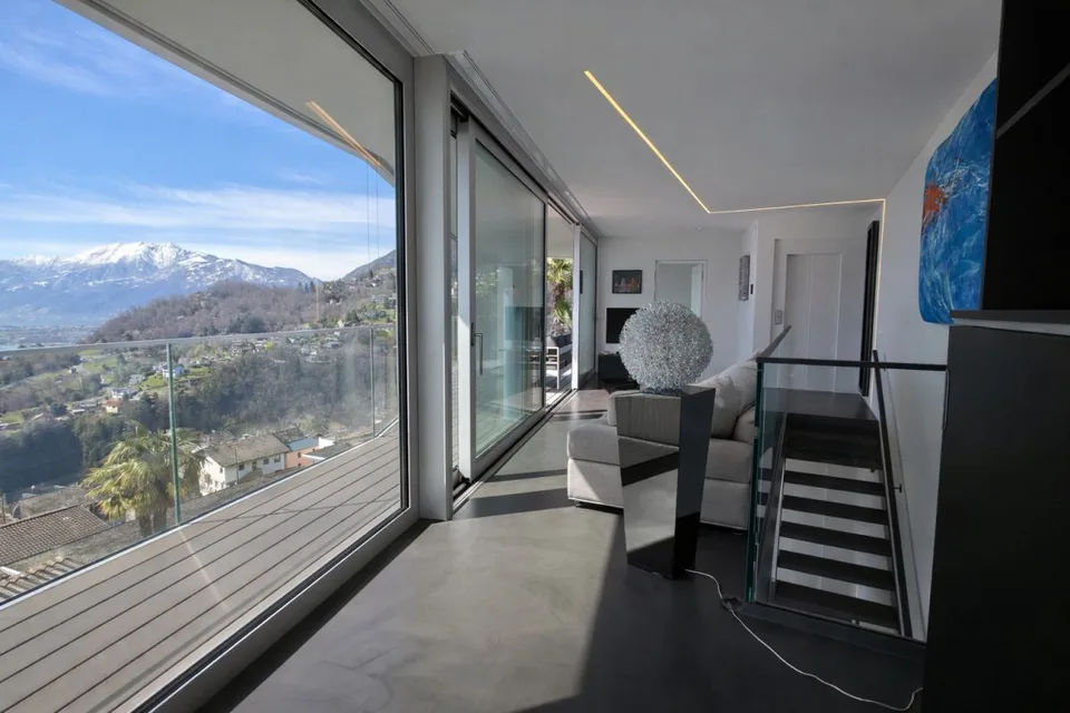 Proprietà contemporanea con garage, lift interno e spettacolare vista a 180° – foto 9 di 27