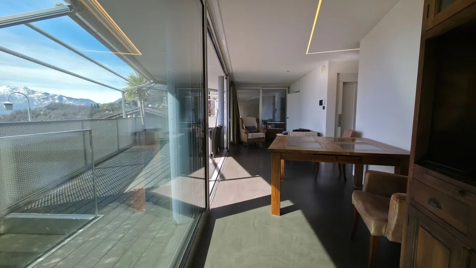 Proprietà contemporanea con garage, lift interno e spettacolare vista a 180° – foto 17 di 27