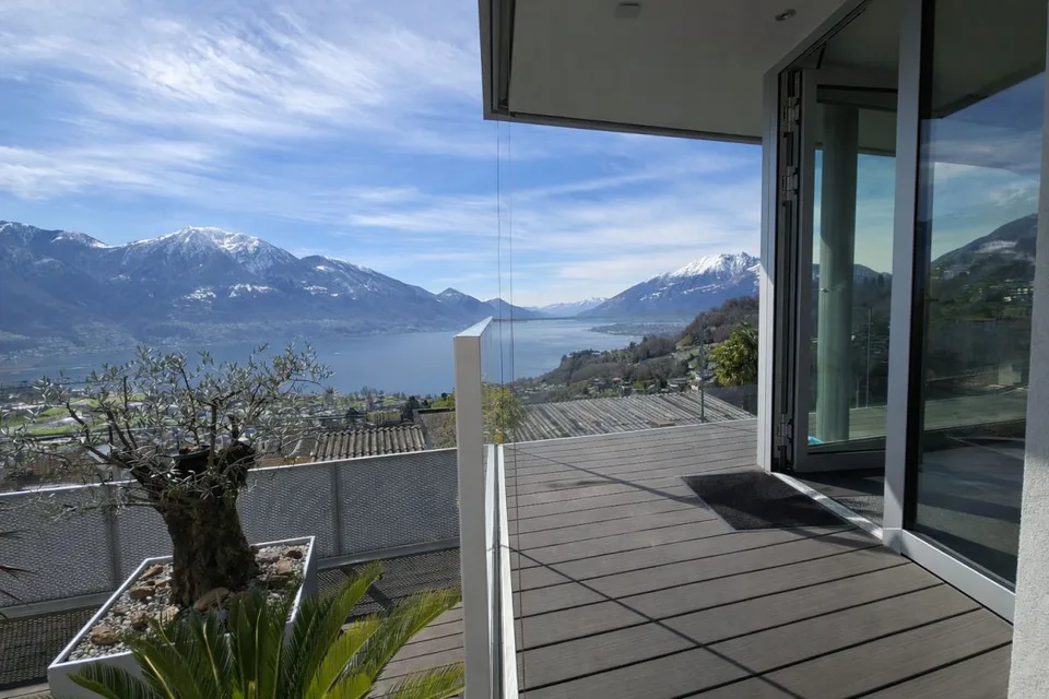Zeitgenössische Liegenschaft mit Garage, Innenlift und spektakulärer 180°-Panoramasicht