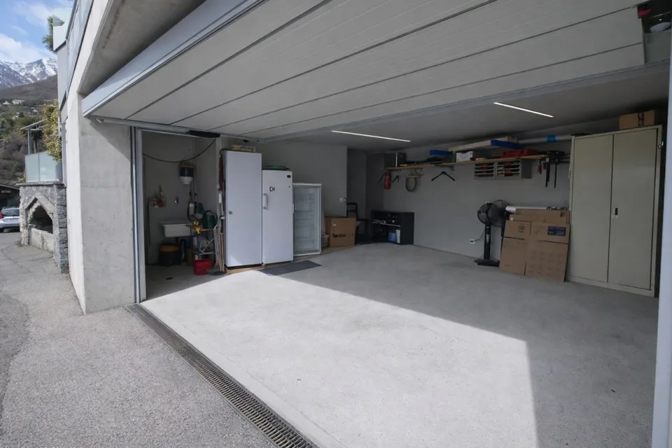 Proprietà contemporanea con garage, lift interno e spettacolare vista a 180° – foto 25 di 27