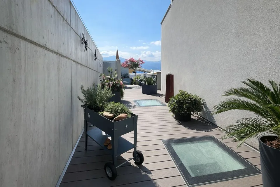 Proprietà contemporanea con garage, lift interno e spettacolare vista a 180° – foto 24 di 27