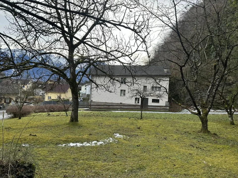 787 m2 Bauland in der Dorfkernzone Sevelen mit altem Wohnhaus und Scheune