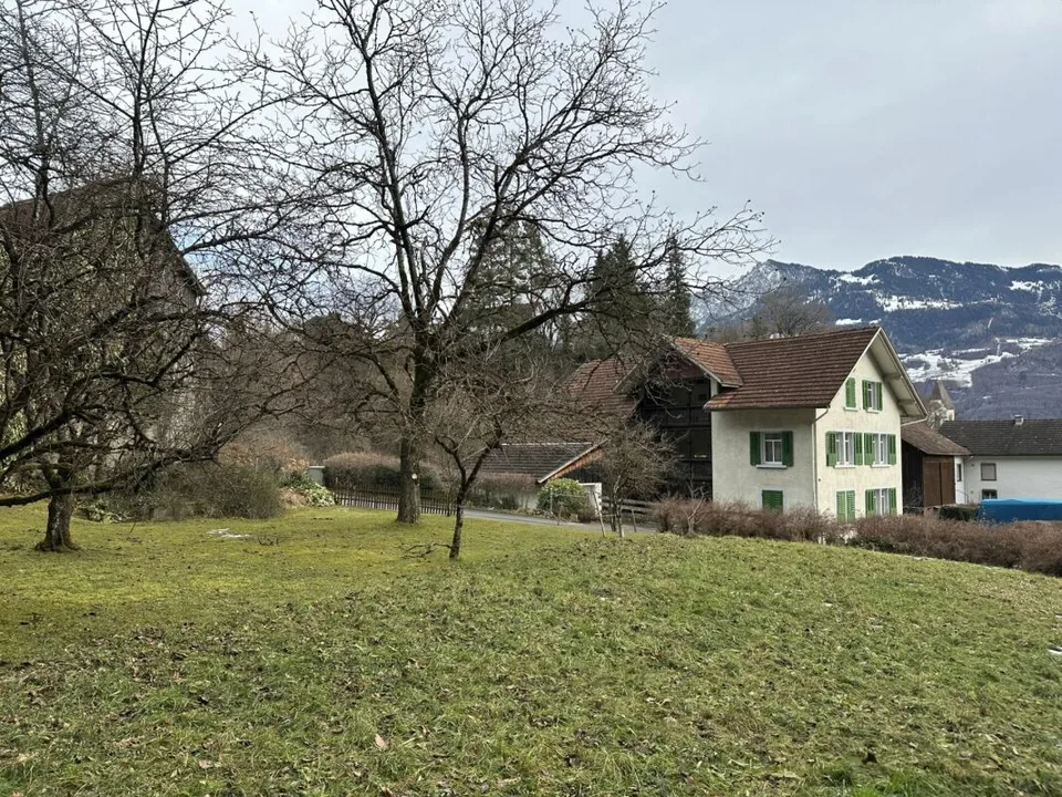 787 m2 Bauland in der Dorfkernzone Sevelen mit altem Wohnhaus und Scheune