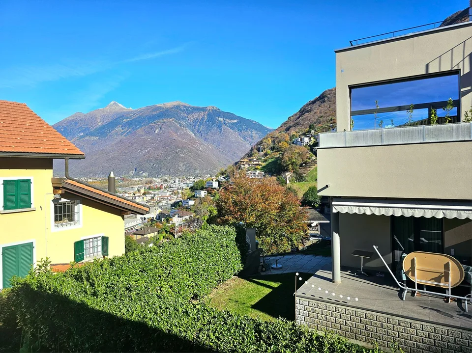 Bellinzona Daro: Ampia e confortevole casa bifamiliare con incantevole vista dominante