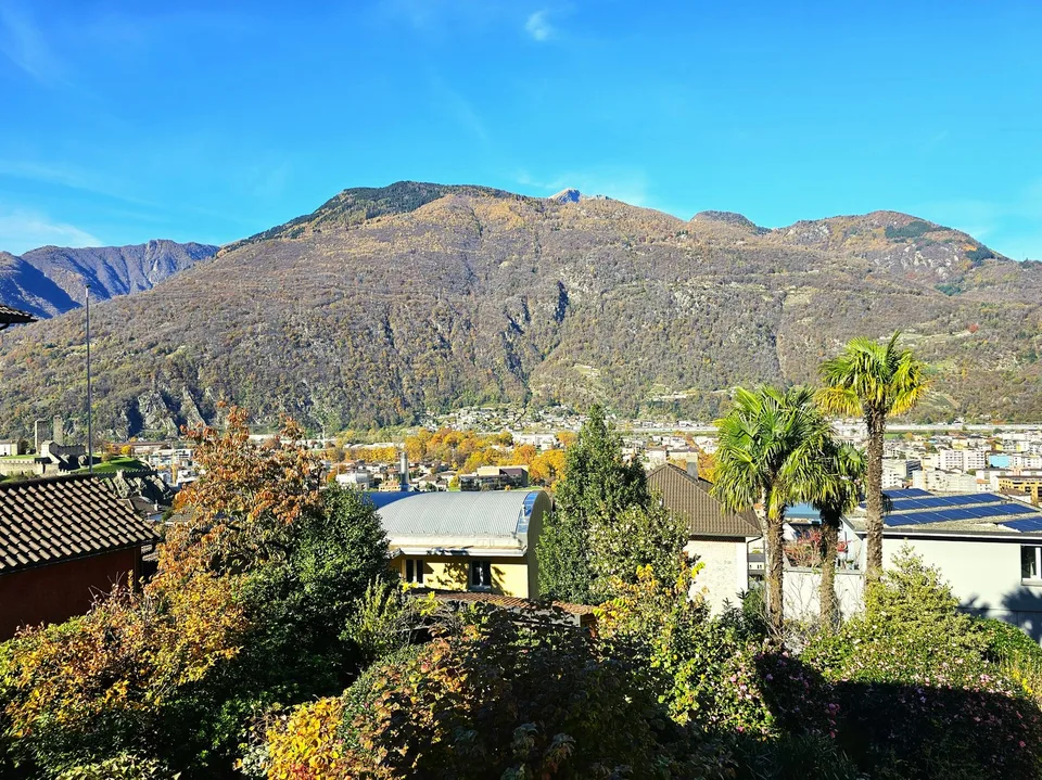 Bellinzona Daro: Ampia e confortevole casa bifamiliare con incantevole vista dominante