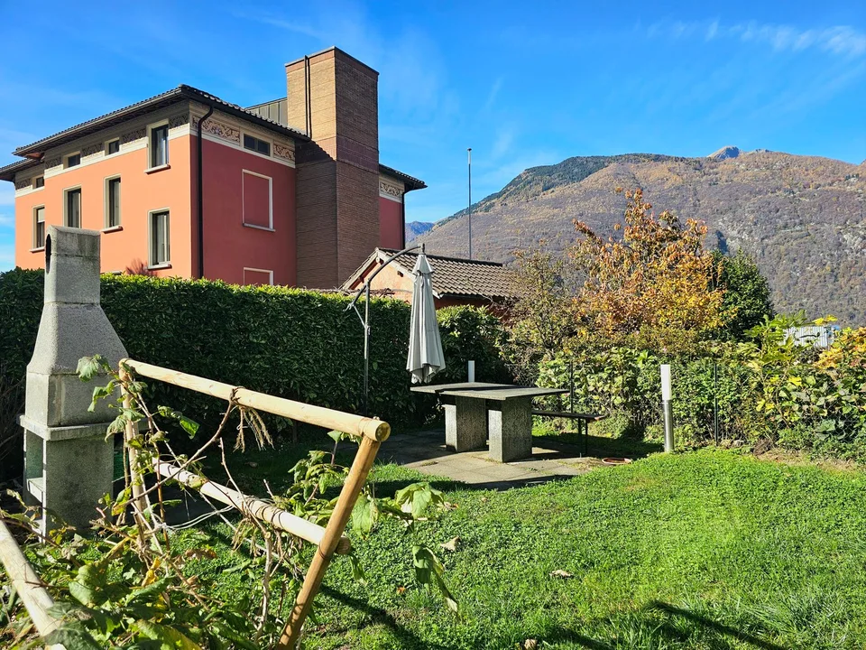 Bellinzona Daro: Ampia e confortevole casa bifamiliare con incantevole vista dominante