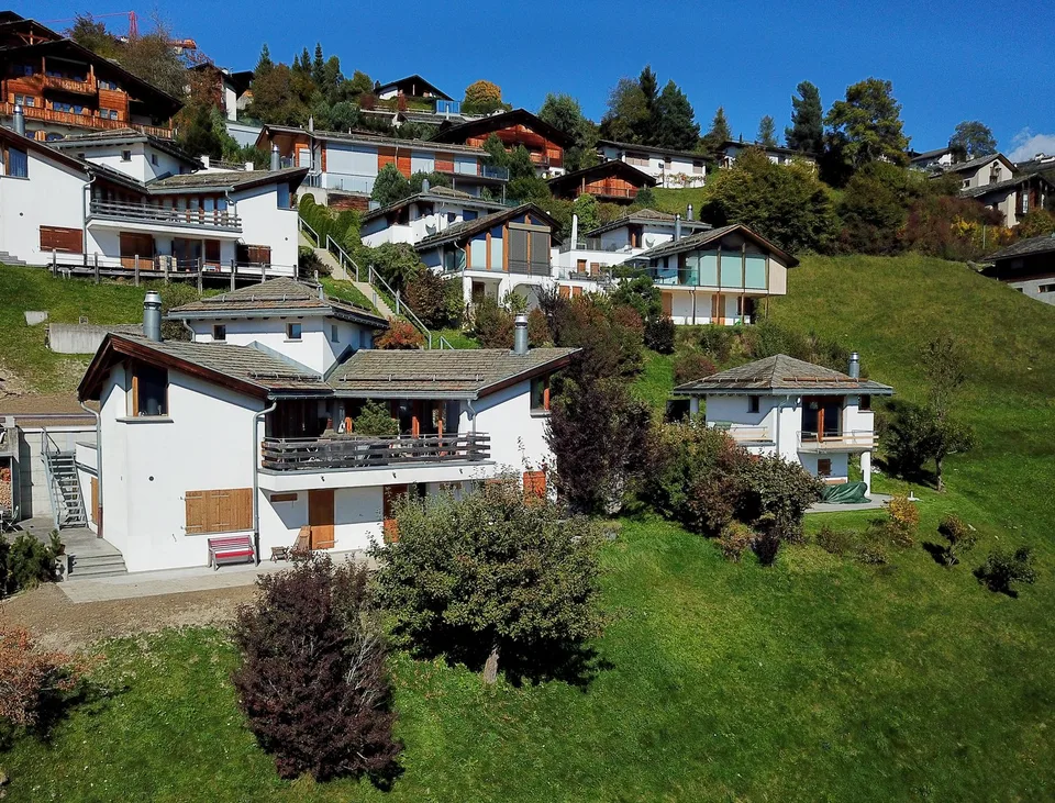 Charmantes 4.5-Zimmer-Doppeleinfamilienhaus mit Bergpanorama in Falera