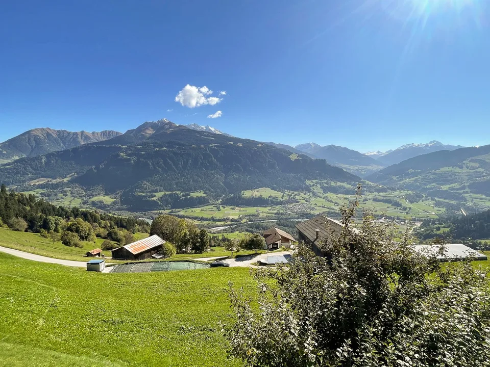Charmantes 4.5-Zimmer-Doppeleinfamilienhaus mit Bergpanorama in Falera – Foto 22 von 30