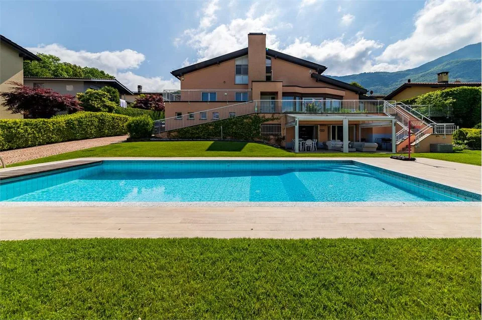 GRANDE VILLA CON PISCINA E GIARDINO IN VENDITA A VILLA LUGANESE