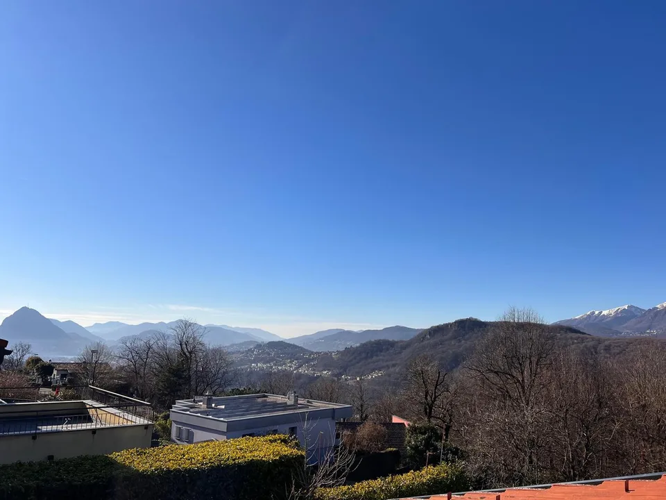 GRANDE VILLA CON PISCINA E GIARDINO IN VENDITA A VILLA LUGANESE