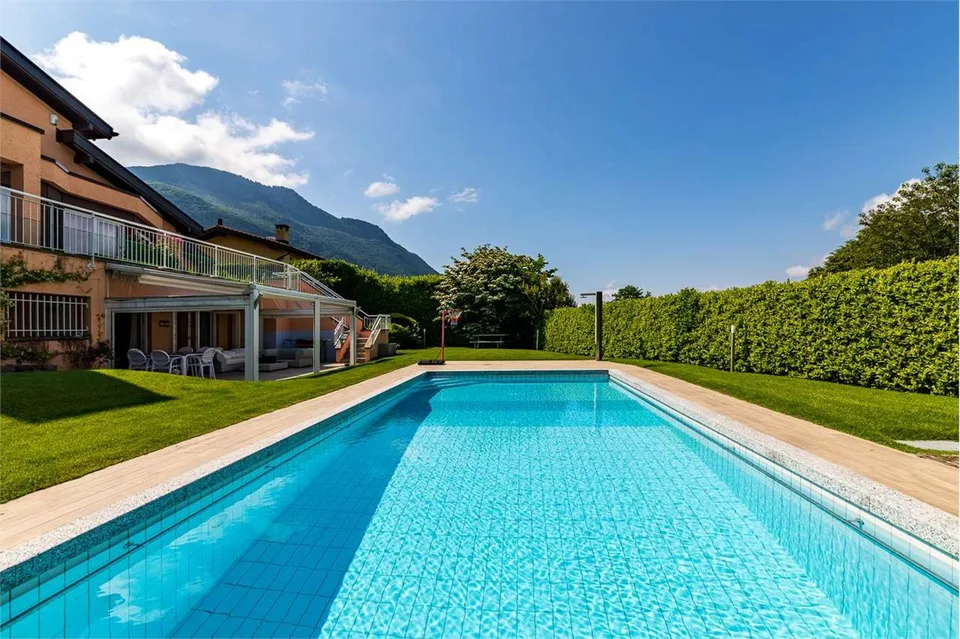 GRANDE VILLA CON PISCINA E GIARDINO IN VENDITA A VILLA LUGANESE