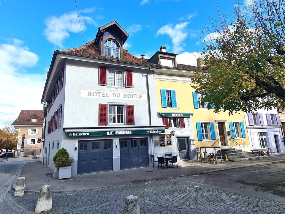 GROSSE PREISSENKUNG - MYTHISCHES UND SEHR BEGANGENES HOTEL/RESTAURANT IN DELÉMONT