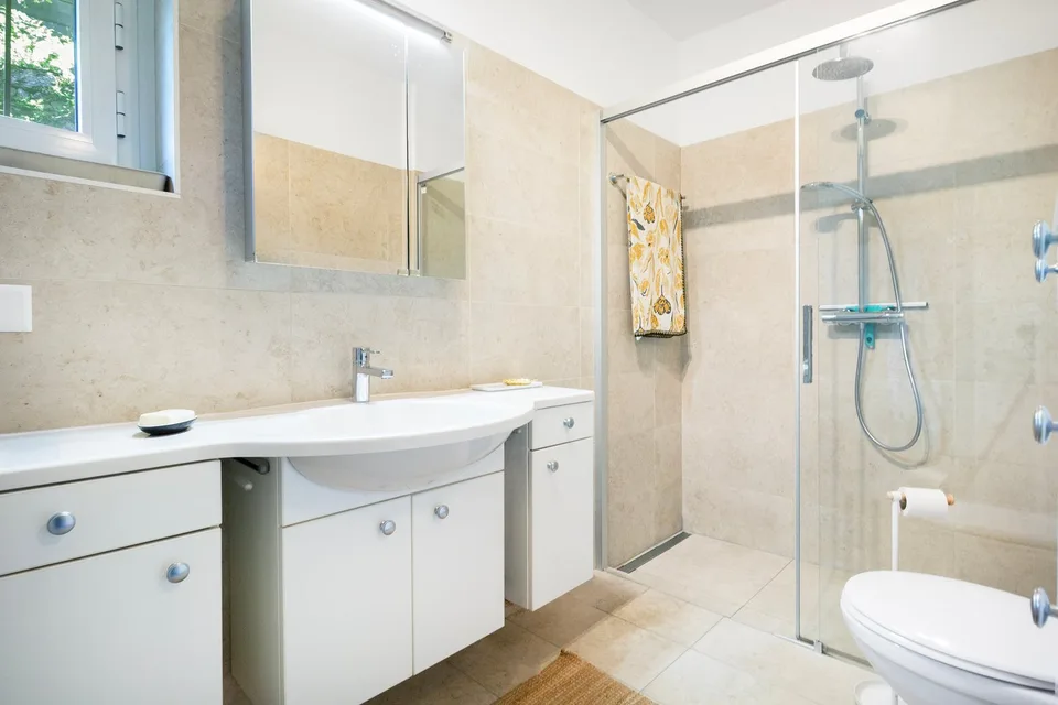 Proprietà versatile con due appartamenti, loggia e vista spettacolare – foto 6 di 13
